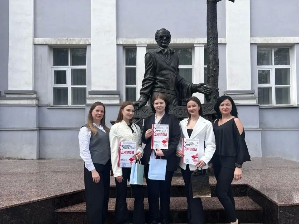 Андрей Рубанцов: РОВЕНЬКОВСКИЕ ШКОЛЬНИКИ СТАЛИ ПРИЗЕРАМИ ВСЕРОССИЙСКОГО КОНКУРСА ХУДОЖЕСТВЕННОГО ПЕРЕВОДА «СМАРТ СТАРТ» Учащиеся Ровеньковской школы № 3 им. А.Ф. Бурды стали призерами Всероссийского конкурса...