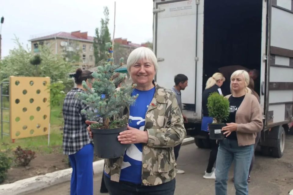 Светлана Гизай: Вместе с активистами Славяносербского местного отделения Единой России и первичных отделений Партии №7 и №14 провели субботники по озеленению территорий детских садов «Рябинушка» и «Тополек» в поселке...