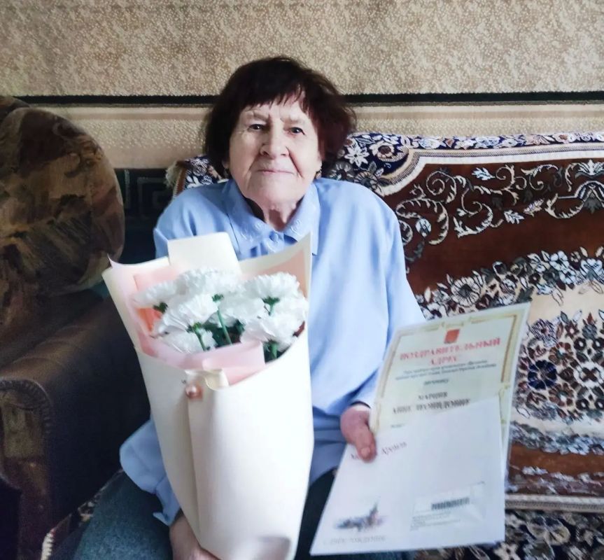 В Алчевске поздравили с 97-летием Почетного гражданина города, ветерана труда, труженика тыла в годы Великой Отечественной войны Анну Леонидовну Марцив