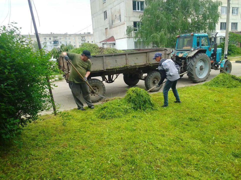Сотрудники МБУ КМО ККС трудится над благоустройством нашего города