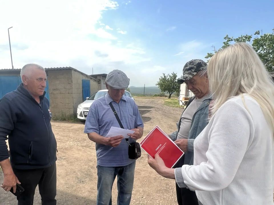 В целях предотвращения возникновения пожаров, сотрудниками отдела жизнеобеспечения г. Вахрушево были проведены беседы с населением и вручены памятки о необходимости соблюдения правил пожарной безопасности: