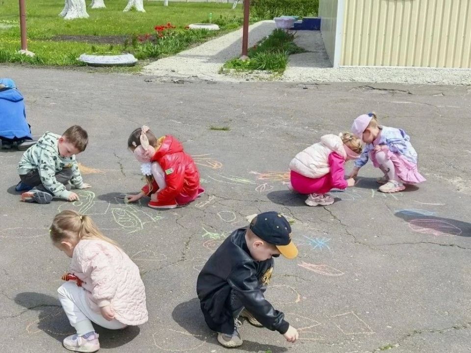 Оренбуржцы организовали активности для перевальских малышей