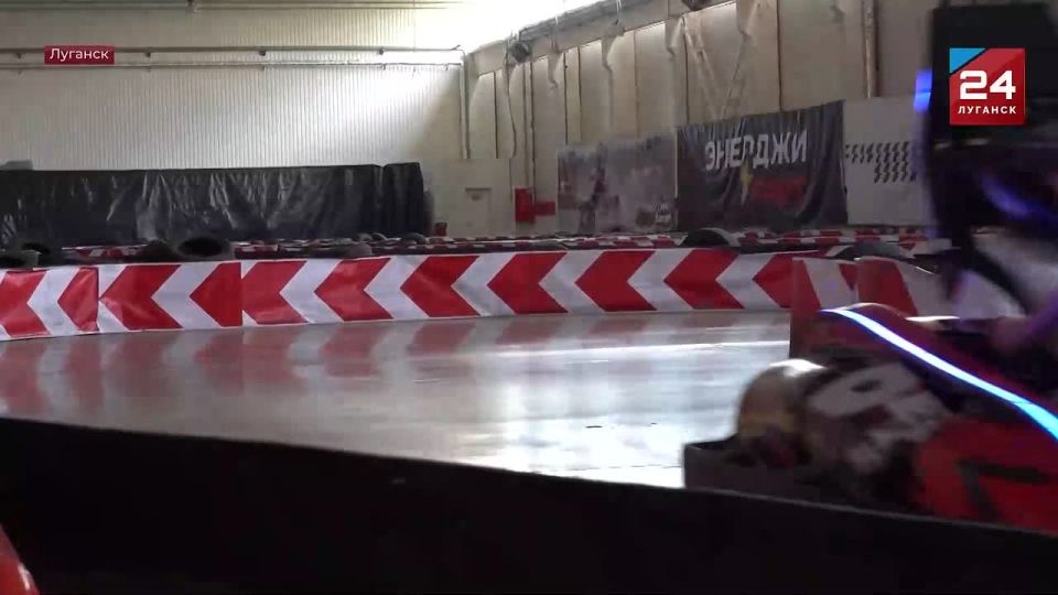 Скорость, драйв и эмоции: дети участников спецоперации побывали на картинге