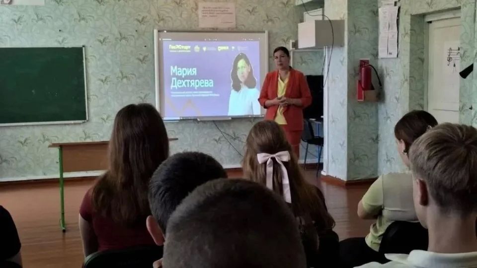 В рамках проекта «ГосСтарт.Диалог» старшеклассники Штормовской школы встретились с муниципальным депутатом Новоайдарского округа Марией Дехтяревой