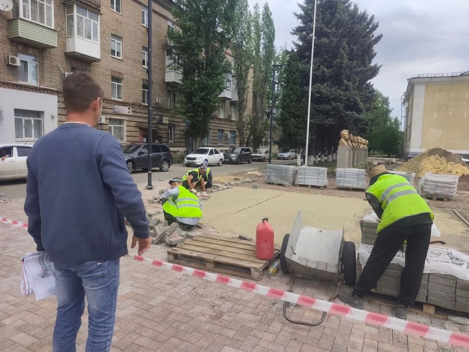 По народной программе «Единой России» продолжается реконструкция сквера в Молодогвардейске