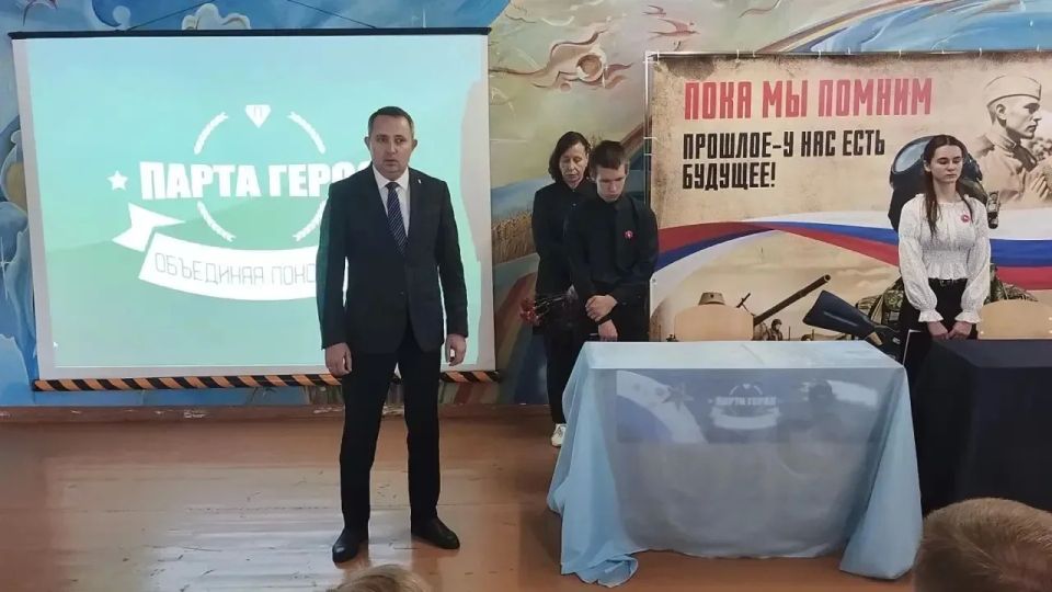 Андрей Губарев: В ГБПОО ЛНР «Первомайский колледж» открыли три «Парты Героя» — в память о тех, кто проявил истинное мужество и отдал жизнь за Родину