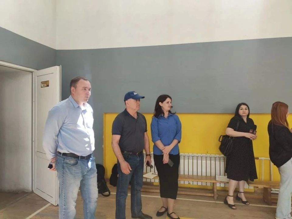 Партийный десант «Единой России» и представители региона-шефа проверили капремонт школы в Ровеньках