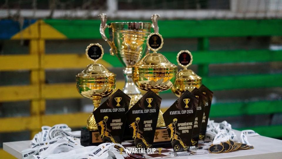 В Краснодоне торжественно завершился открытый турнир по мини-футболу «KVARTAL CUP»