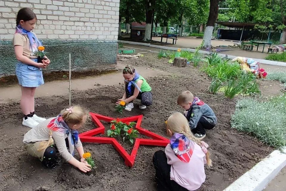 Юные патриоты Краснолучского округа присоединились к всероссийским акциям «Сад — связь поколений» и «Сад Памяти»