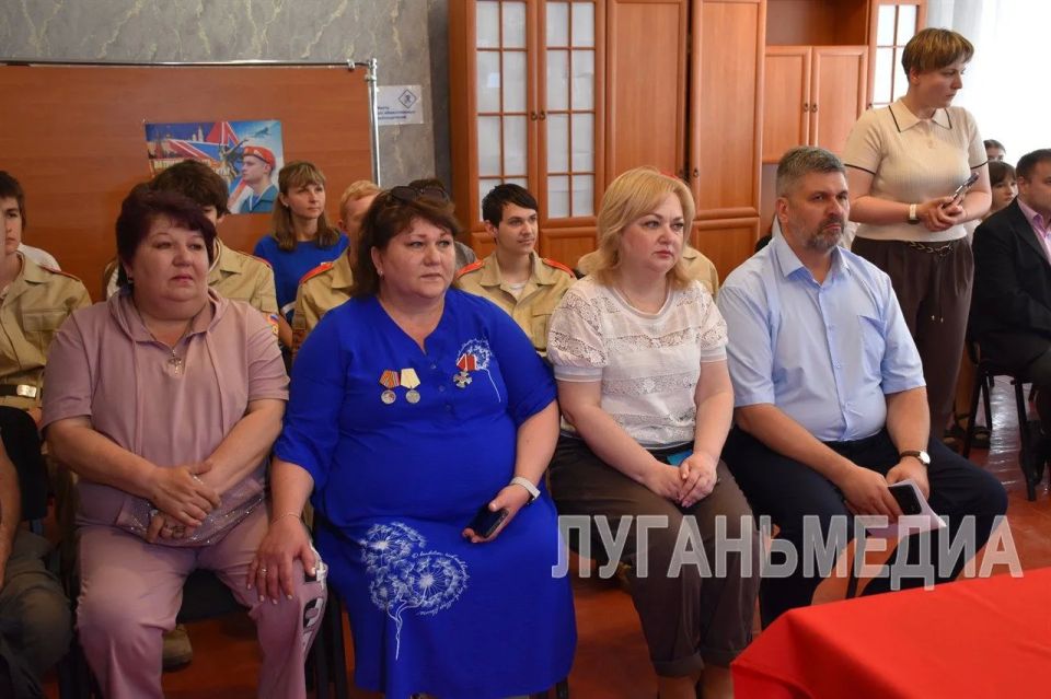 В Алчевской школе № 22 открыли «Парту Героя»