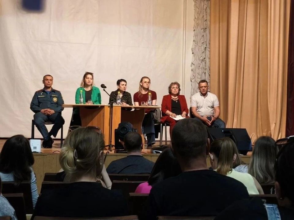 Сегодня в пгт Ясеновский состоялась родительская конференция «Мы в ответе за наших детей!»