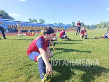 На стадионе «Нива» в Станице Луганской единороссы организовали массовую тренировку для младшей группы воспитанников футбольного клуба «Атаман»