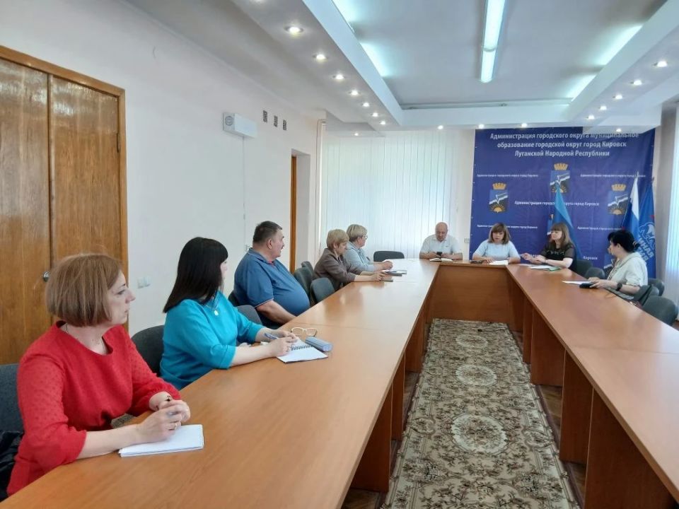 В муниципальном образовании городской округ город Кировск Луганской Народной Республики продолжается проведение мероприятий по снижению неформальной занятости и легализации трудовых отношений