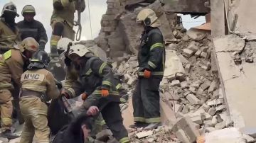 Спасатели продолжают разбирать завалы на месте теракта ВСУ в Старобельске, сообщает МЧС