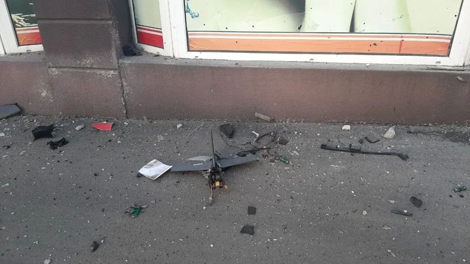 БПЛА ВСУ атаковал самый центр Луганска — место, где гуляют семьи с детьми и собирается молодёжь