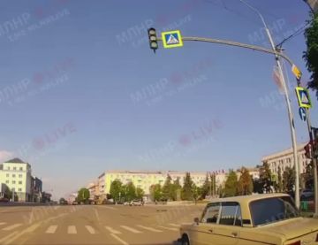Момент удара дрона-камикадзе Hornet ВСУ в центре Луганска и обломок его хвоста, найденный на месте