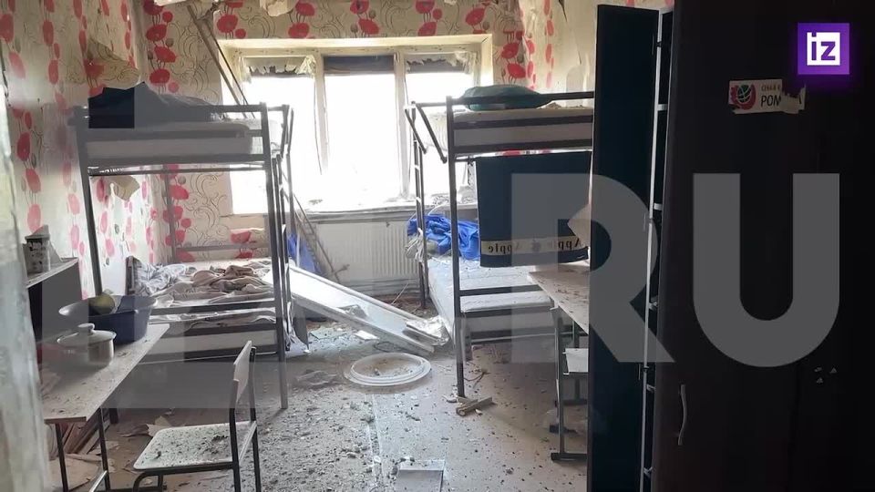 Кадры обстановки в комнатах атакованного ВСУ общежития колледжа в Старобельске в ЛНР показал корреспондент "Известий" Станислав Григорьев