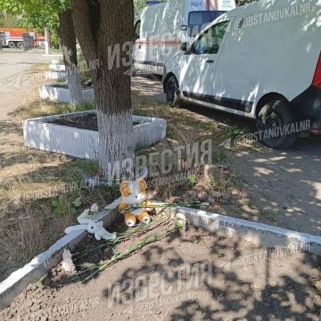 Возле разрушенного общежития в Старобельске появился небольшой стихийный мемориал
