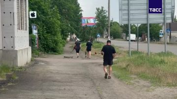 Люди второй день несут цветы и мягкие игрушки к стихийному мемориалу в Старобельске в знак траура о погибших студентах колледжа, передает корреспондент ТАСС