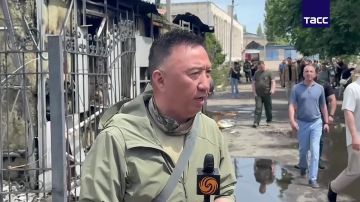 Иностранные журналисты на месте атаки ВСУ на колледж в Старобельске