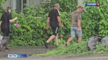 Евгений Лисицын: Жители Старобельска несут цветы к месту трагедии