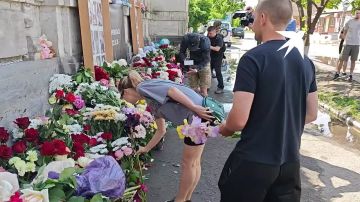 Люди продолжают нести цветы и игрушки на место трагедии в Старобельске