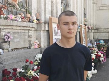 Цветы и игрушки: жители Старобельска сделали мемориал в память о погибших студентах