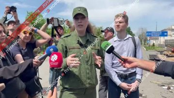 Представители Следкома России рассказывают прибывшим в Старобельск иностранным журналистам о последствиях атаки ВФУ