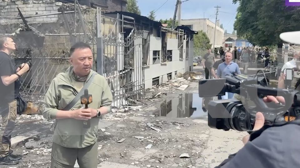 Более 50 иностранных журналистов прибыли в Старобельск после удара ВСУ по колледжу
