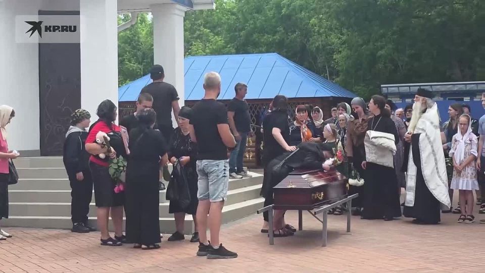 В ЛНР похоронили погибшую после атаки ВСУ по Старобельску студентку