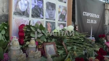 Жители Старобельска, родственники, однокурсники и знакомые погибших и раненных продолжают нести цветы к стихийному мемориалу у места трагедии