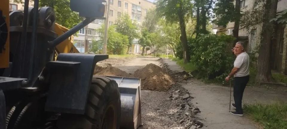 Начаты работы по ремонту внутридворовой территории в Краснодоне!