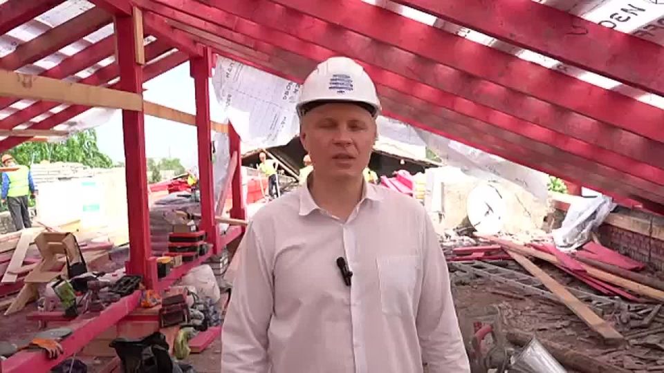На улице Зои Космодемьянской в Свердловске идет капитальный ремонт кровли
