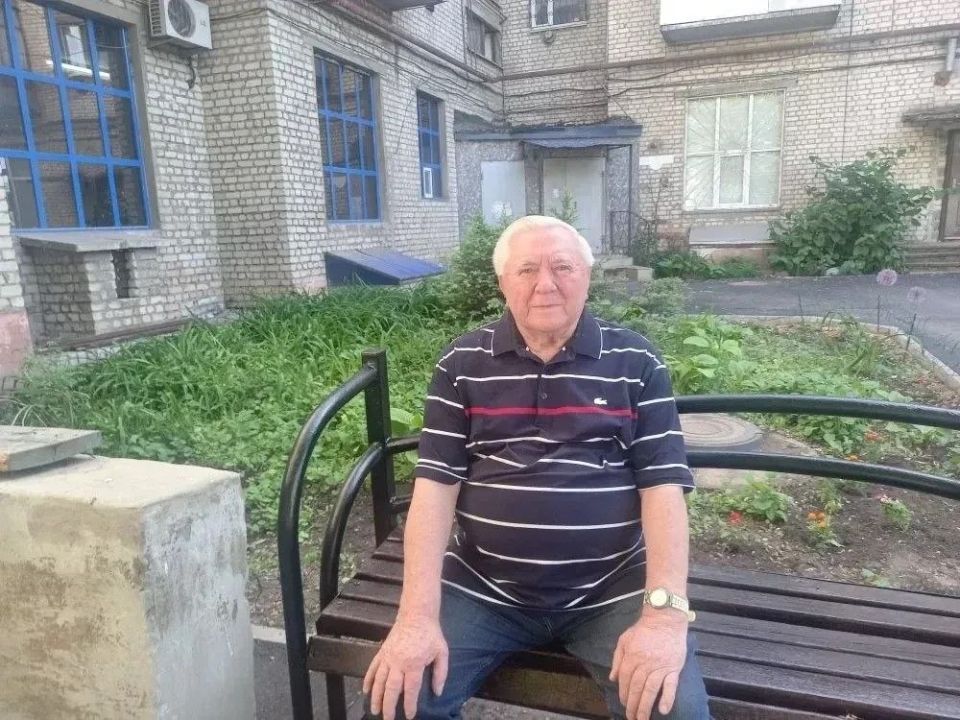 В рамках акции «Добрые дела» партии «Единая Россия» во дворе домов на Микроцентре 23–25, появились новые лавочки!