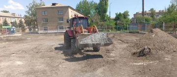 В Ровеньках продолжается благоустройство общественной территории