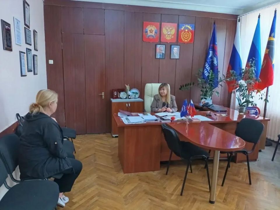 Открытый диалог с жителями — важная часть работы депутатов Совета Антрацитовского муниципального округа, позволяющая своевременно реагировать на волнующие граждан вопросы и совместно искать пути их решения