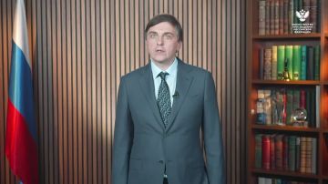 Глава Минпросвещения поздравил выпускников с последним звонком
