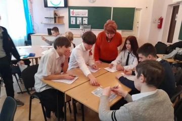 В Алчевской школе №12 прошла деловая игра «Я – будущий избиратель»