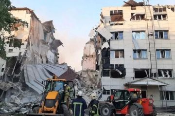 Девочку-инвалида выносили по очереди на руках: Охранница колледжа в Старобельске рассказала, как спасала детей