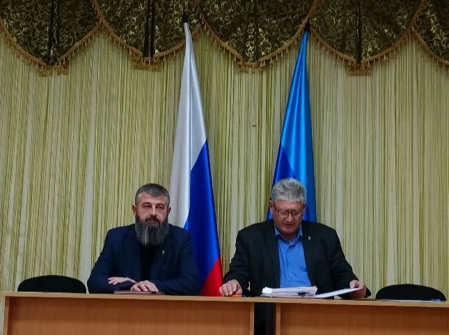 В Меловском муниципальном округе состоялось 51-ое заседание Совета Меловского муниципального округа Луганской Народной Республики, под председательством Председателя Совета Меловского МО Прищепы Геннадия Николаевича