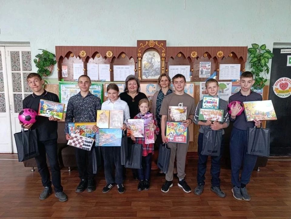 Поздравление и вручение подарков воспитанникам Кленовой (коррекционной) специальной школы-интернат»