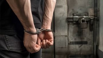 Скрывался от силовиков, но нарвался на пацанов: Школьники скрутили "маньяка в погонах", насиловавшего девушек
