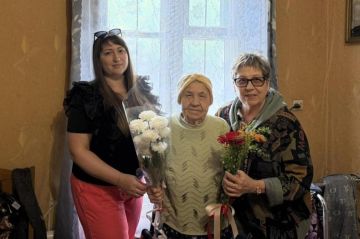 В пгт Ленинский поздравили долгожителя с 95-летием
