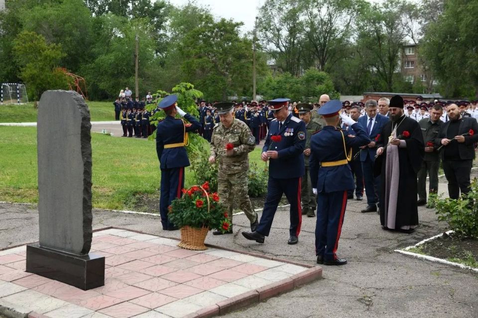 Председатель Совета депутатов посетил церемонию прощания со знаменем в Луганском кадетском корпусе