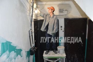 В Перевальске продолжается ремонт подъездов многоквартирных домов