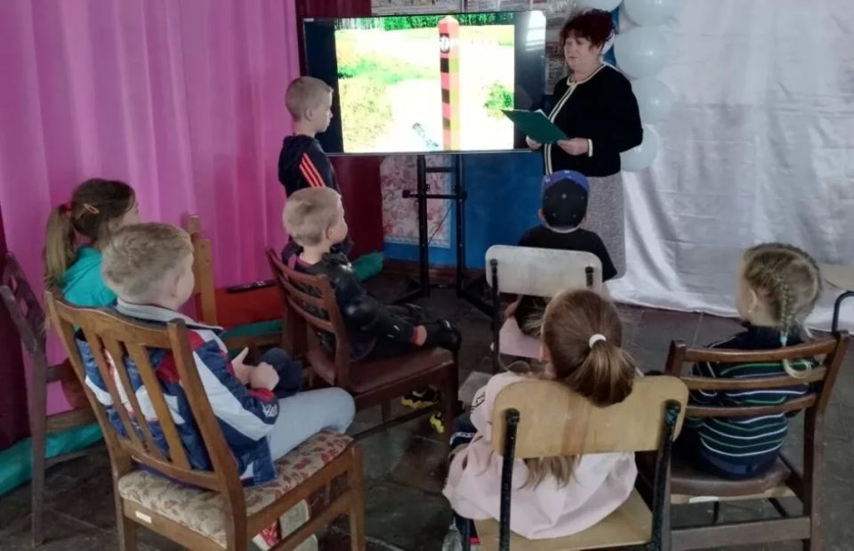 В Комсомольском СДК прошла программа «Часовые Родины стоят», посвящённая Дню пограничника