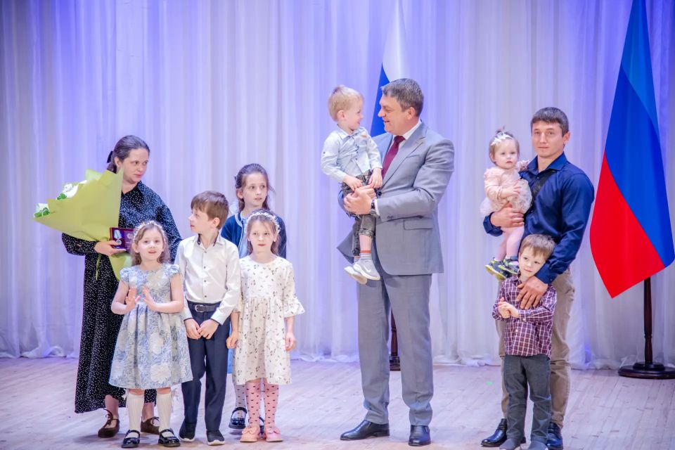 Леонид Пасечник вручил медали «Родительская Слава» многодетным семьям республики
