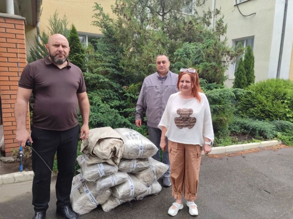 Я передал начальнику отдела по культуре, делам молодежи, спорта и физической культуры Администрации Кременского муниципального округа Инне Боярской портьеры для последующей передачи их в сельские клубы нашего округа
