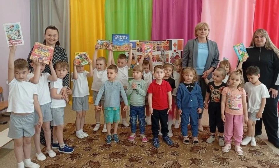 В преддверии праздника Дня защиты детей депутаты Совета городского округа Елена Гулянская-Гончар и Светлана Стрижаченко поздравили детей дошкольного возраста в детских садах жилых массивов Завадск и Вергулевка
