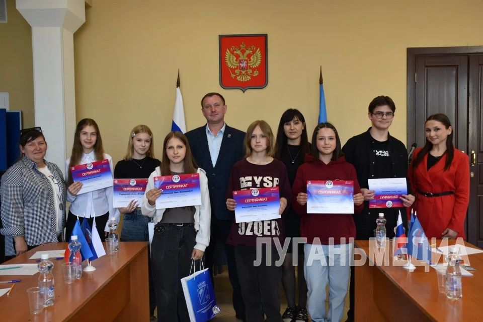В Первомайске школьники приняли участие в дискуссии дебатного клуба «Мнение молодежи» от молодежного парламента при Народном Совете ЛНР